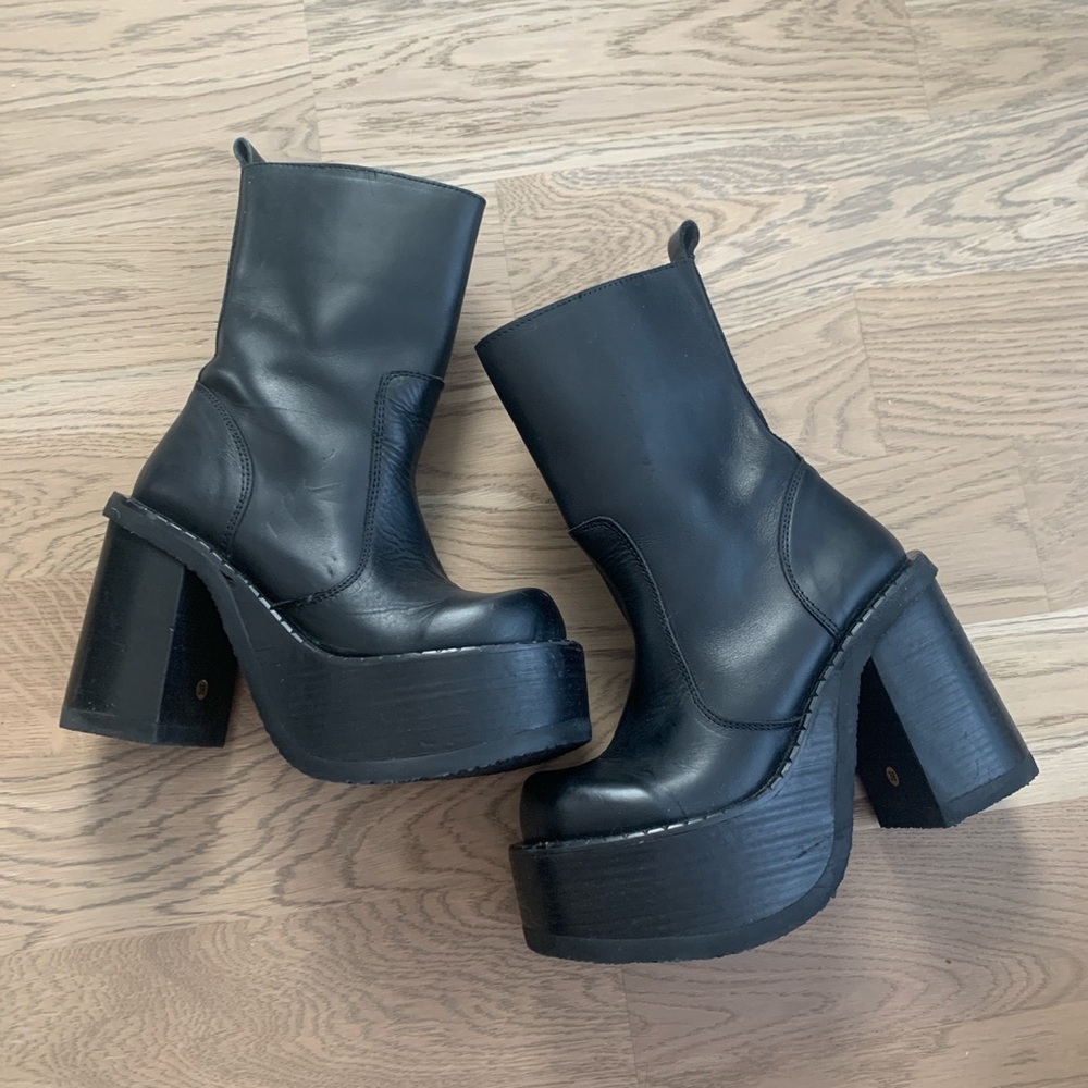 rare true 90s platform boots!